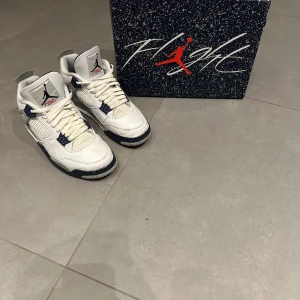 Jordan 4 Midnight Navy - Jordan 4 Midnight Navy. Använt Max 5 gånger. 10/10 skick. Pris kan diskuteras privat vid snabb försäljning. Självklart helt äkta med box!