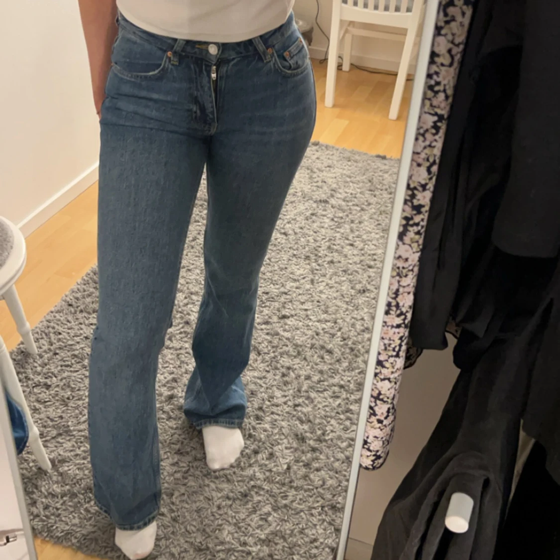 mörkblåa jeans