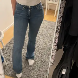Super fina mörkblåa jeans från Gina Tricot, strl 34! Bra skick, endast tvättade någon gång🥰(jag är 167 cm)
