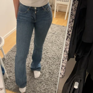mörkblåa jeans - Super fina mörkblåa jeans från Gina Tricot, strl 34! Bra skick, endast tvättade någon gång🥰(jag är 167 cm)