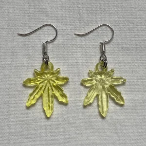 gula weed örhängen - Semi-transparenta örhängen, formade som cannabis löv ❀ Använd gärna ”köp nu” ❀ Hör av dig vid köp av flera smycken, så skapar jag en personlig annons för din beställning ❀