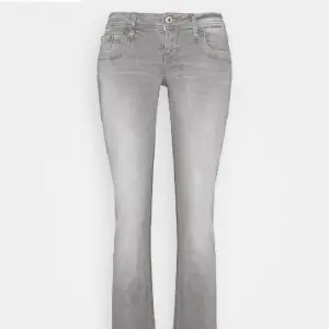 Säljer dessa fina ltb jeans i modellen valerie. Säljer för att de var för stora för mig. Passar till M-L storlek. 50 eur= 560kr