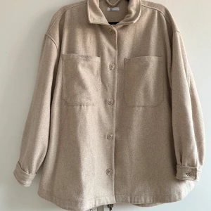 Beige kappa  - Kort kappa, oversized. Använd fåtal gånger 