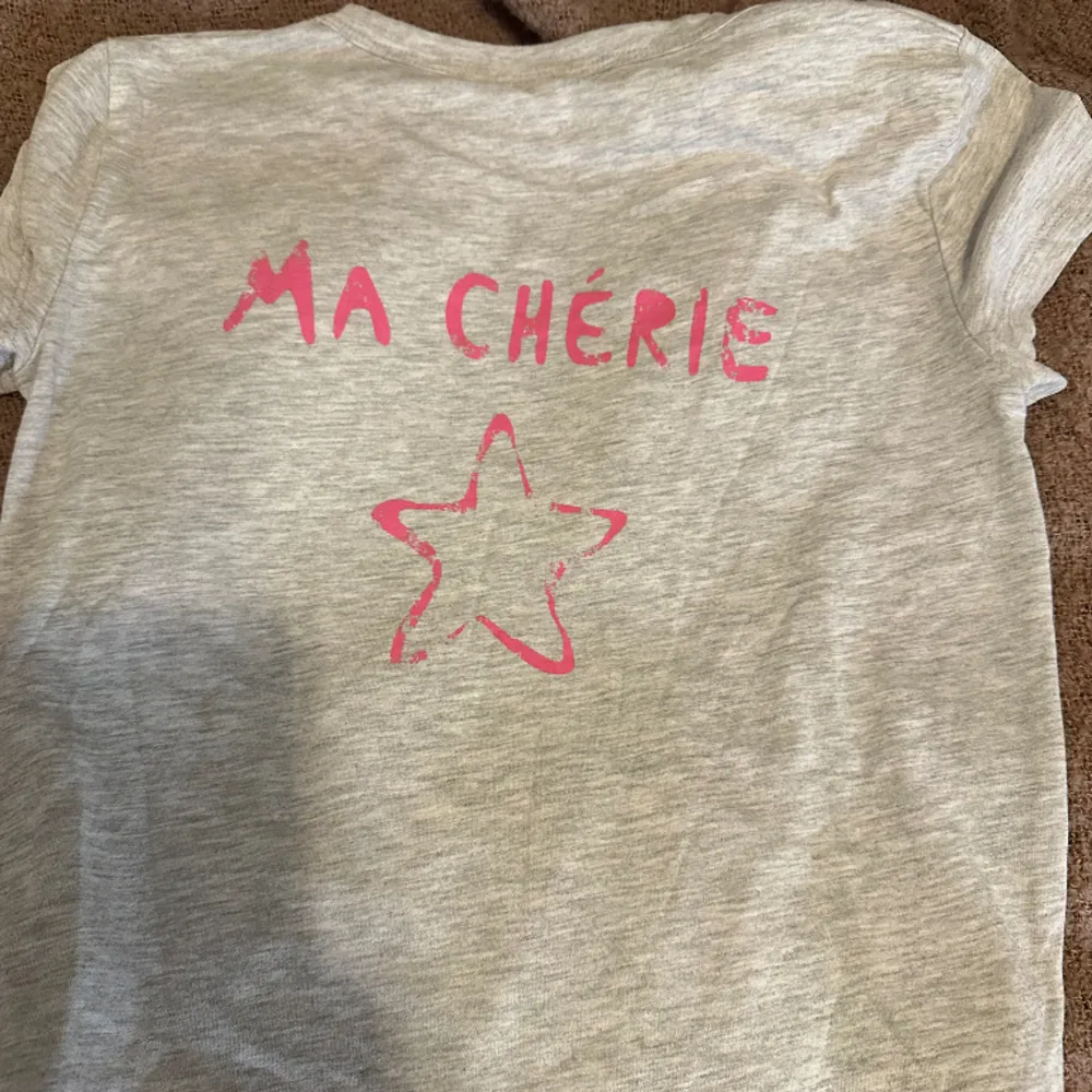 Ma cherie t-shorts från Gina i nyskick! Användes 2 gånger inklusive testning! Jättefin tröja! Perfekt som sommartröja! Köptes för lite över hundra om jag minns rätt!  . T-shirts.