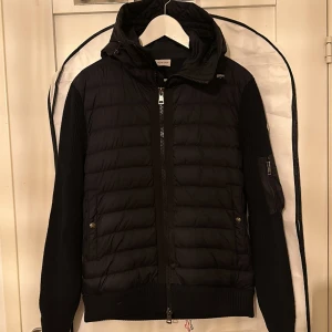 Moncler Cardigan  - Säljer min Moncler pga av att jag tröttnat.  Strl: M  Skick: 8/10  Det är köpt ny så kvitto och ALLA andra tillbehör finns också.  Skriv om eventuella frågor! Pris kan diskuteras 