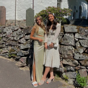 Maxi klänning - Använd vid ett tillfälle och i mycket bra skick. Guld/ljusgrön färg med fint glitter