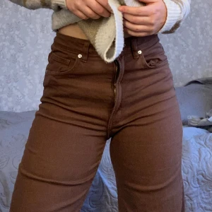 Bruna jeans  - Bruna jeans ifrån hm. Dom är i bra gick då jag inte har använt dom många gånger. Storleken är 36 och passar till mig som använder xs/s. Priset går alltid att diskutera💗skicka för fler frågor!💞