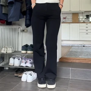 Kostymbor  - Kostymbyxor från veromoda, finns någon tråd som sticker ut men inget man tänker på!! Stretchiga och sitter bra på mig som är 170