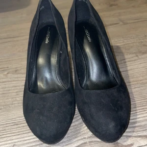 Mocka klackar - Mocka klackar från attitude. Köptes för en skolavslutning men kom aldrig till användning då jag köpte ett par andra. Är ett par 38er i nyskick. Skriv för fler bilder🤍