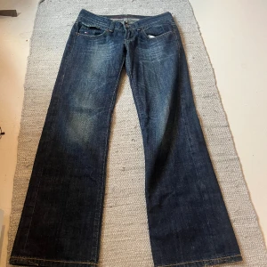Lågmidjade bootcut jeans  - Lågmidjade bootcut jeans från Tommy hhildiger. Midjemått 38cm innerbenslängd 76cm. Kan gå ner i pris vid snabb affär❤️‍🔥❤️‍🔥