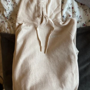 Gymshark hoodie  - Säljer en hoodie från gymshark som var för liten på mig! Den passar xs-s och är i en fin ljus beige-rosa färg. Finns inga defekter🩷