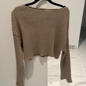 Stickad tröja - En skitsnygg croppad stickad brun tröja med lite längre armar😍😍