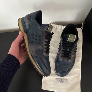 valentino rockrunners - Säljer dessa valentino skorna som är riktigt fräsch. Storlek 41 sitter som 42. Kom pm🙌