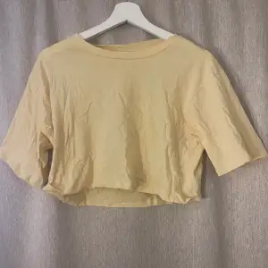 Ljusgul kort T-shirt ifrån Monki, strl S. Plagget är sparsamt använt och i fint skick💛