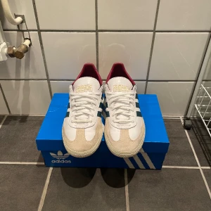 Adidas spezial  - Säljer nu dessa skor i storlek 41 1/3 men passar även 42, skorna är använda 1-3 gånger. Hör av dig vid fler frågor! 