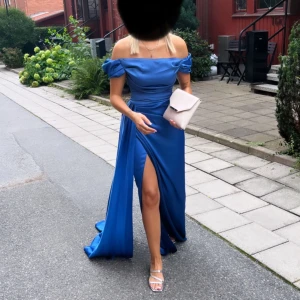 Fest klänning  - Syns lite lätt på överdelen att den är andvänd men inget allvarligt. Kan skicka närmare bilder