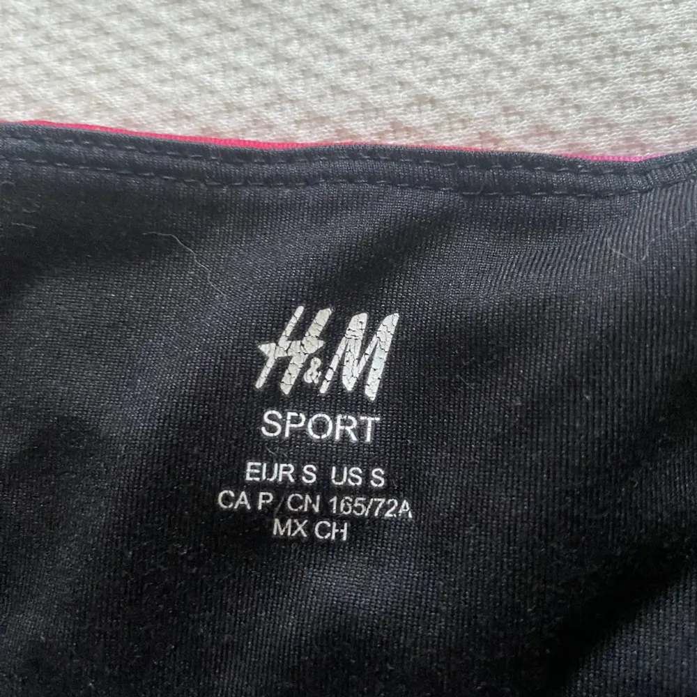 Multifärgade träningsbyxor från H&M storlek S. Jeans & Byxor.