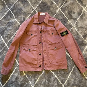 Stone island overshirt - En elegant och stilig overshirt inför våren, i riktigt bra skick. Finns en defekt som visas på bild 3. Priset kan diskuteras och byten funkar också. Storleken är M men kan också passa S beroende på kroppsbredden. Självklart äkta!