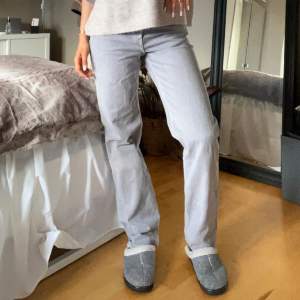 Grå jeans från asos, storlek 28/32, innebenslängd 79 cm, midrise. Skriv vid frågor 💓💓