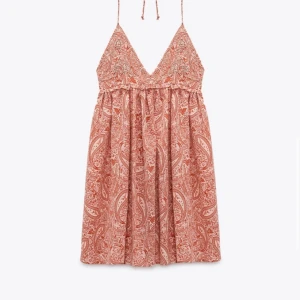 Klänning - Säljer denna otroligt fina klänning från Zara. Jag fick den i födelsedagspresent men tyvärr passade den inte🥺 Den är i storlek L men jag skulle säga mer M/S( tyvärr har jag inga fler bilder då den var för liten)