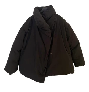 Toteme dunjacka  - Hej säljer min fina dunjacka från toteme. Har endast använt den ett fåtal gånger. Ordinarie pris 6000 sek.