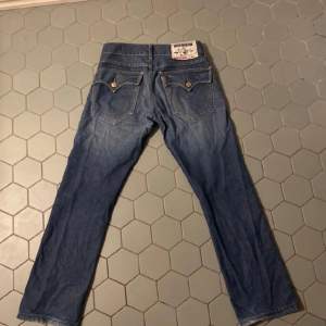 Säljer ett par supersnygga true religion jeans nästan helt oanvända. Inga hål eller andra skador på plagget. Säljer eftersom att de inte kom till användning. Skicka privat för mått, fler bilder och pris förslag. Köpte för 1800 i London. 