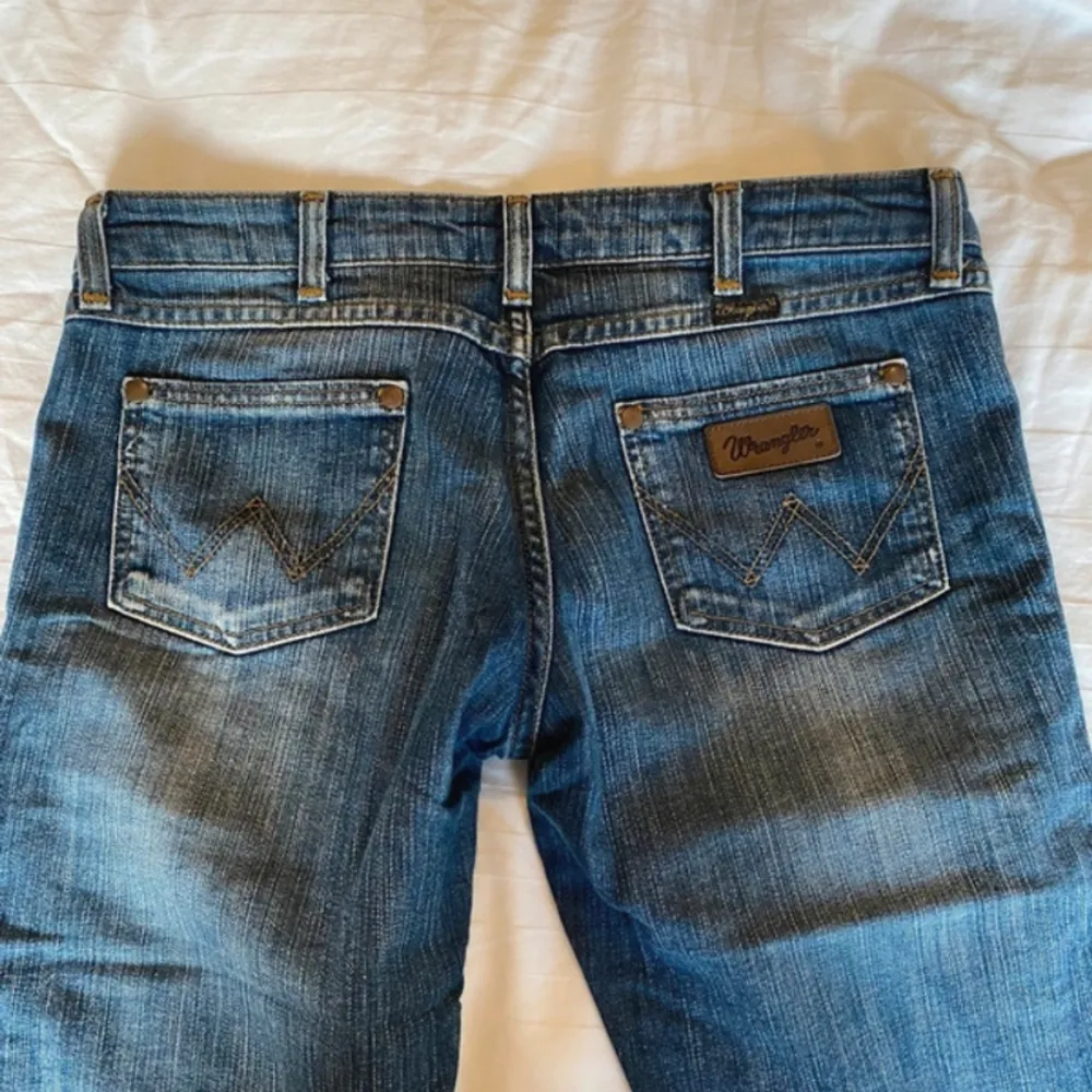 säljer dessa superfina lågmidjade jeans från wrangler. midjemåttet är 74 och innerbenslängden är 71! jag är ca 161 ❤️. Jeans & Byxor.