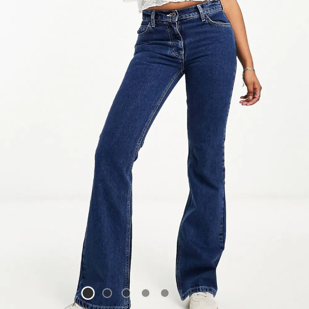 Low waist jeans med utsvängda ben. Endast provade, säljer på grund av att de är för små. Jeans & Byxor.