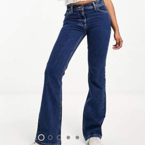 Low waist jeans med utsvängda ben. Endast provade, säljer på grund av att de är för små