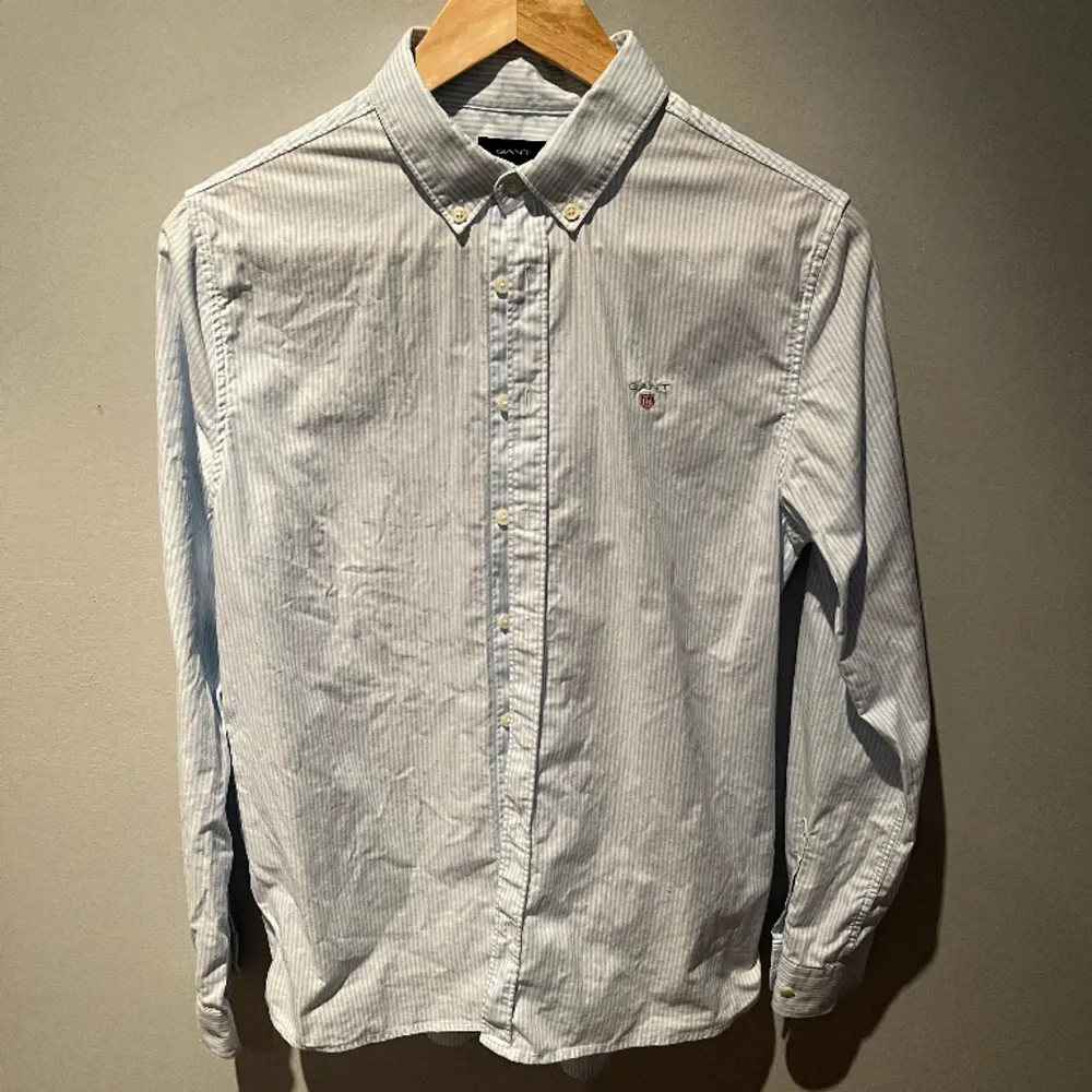 Riktigt snygg Gant Skjorta i riktigt bra skick:(9/10). Den är sparsamt använd och nypris är 900kr. Snygg nu till vår och sommar. Passar storlek Xs i vuxenstorlek. Köp fler i min profil och få mängdrabatt och fri frakt. Skriv för fler frågor! //Carl. Skjortor.