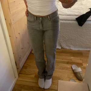 Low waist jeans gina tricot  - Säljer mina jättefina lågmidjade ljusgrå jeans från ginatricot då dom är för små. Inte använt jätte många gånger så dom är väldigt fint skick💕💕jeansen är långa och bra, jag är 167 och dom går ändå ner i marken.
