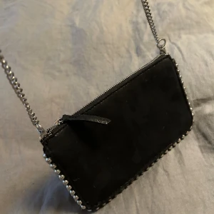 Zara handväska  - Liten handväska från zara med tre fack, knappt använd och i fint skick. ✨