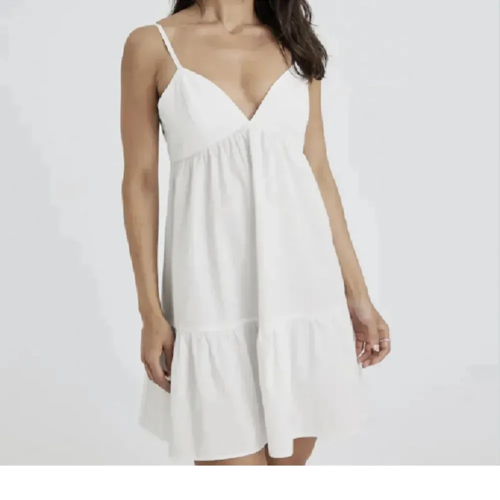 Jätte fin klänning till sommaren den är köpt i somras och ej säljs längre Nypris:600 mitt pris: 400! Använd endast 1 gång💕. Klänningar.