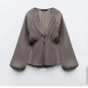 Zara blus  - Säljer denna snygga och populära blusen från zara som är i jätte bra skick🫶🏻tryck på köp nu 