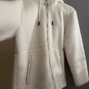 Fluffig jacka  - Använd 1 gång bra skick som ny 💕