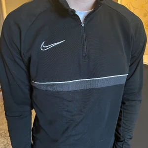 Halvzip tröja - Halvzip tröja i halvpolo från nike i ett fint skick! Snygg, enkel och skön. Använd fåtal gånger. Storlek M.  Pris går att diskutera vid snabb affär!