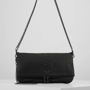 Zadig väska - Säljer min älskade zadig, nypris ca 3600kr! Båda kedjorna medföljer samt dustbag+kvitto! Har använt den en del men den är i väldigt bra skick! Säljer då jag har för många väskor!💗