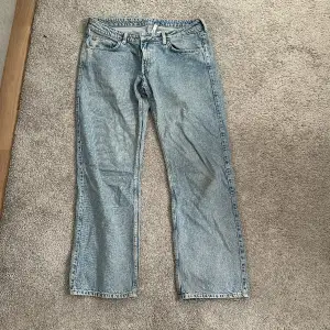 Blå jeans från Weekday i modellen Arrow. Storlek W:32 L:32 Passar inte längre så säljer.