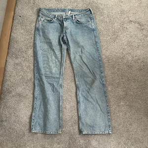 Lågmidjade Jeans - Blå jeans från Weekday i modellen Arrow. Storlek W:32 L:32 Passar inte längre så säljer.