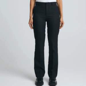 Svarta kostymbyxor, perfekta till både vardags och fest🤎 Modell ”Vilma” från bikbok i storlek 38, säljer även samma byxa i storlek 36.