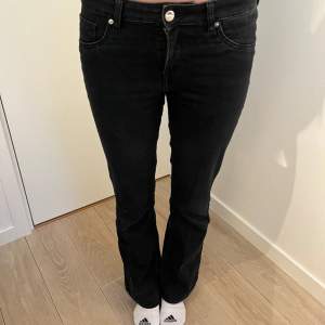 Säljer dessa supersnygga svarta bootcut jeans ❤️‍🔥innerbenslängd: 78cm midjemått: 68cm💕💕