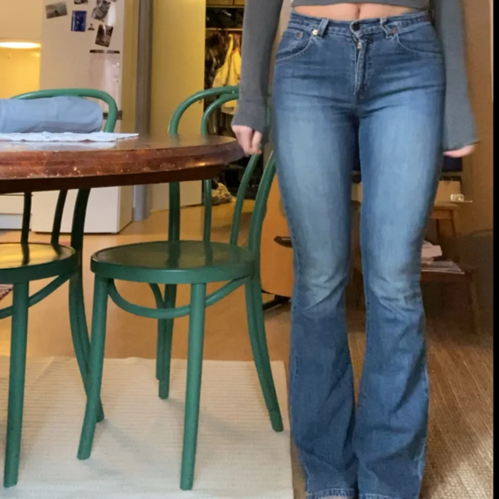 Utsvängda vintage Levis jeans. Sitter så bra!! Jag är 1.70 och brukar ha w27 i jeans och dom passar perfekt. Midwaist, perfekt tvätt. . Jeans & Byxor.