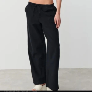 Linnebyxor - Helt nya linnebyxor från gina tricot som aldrig har används.