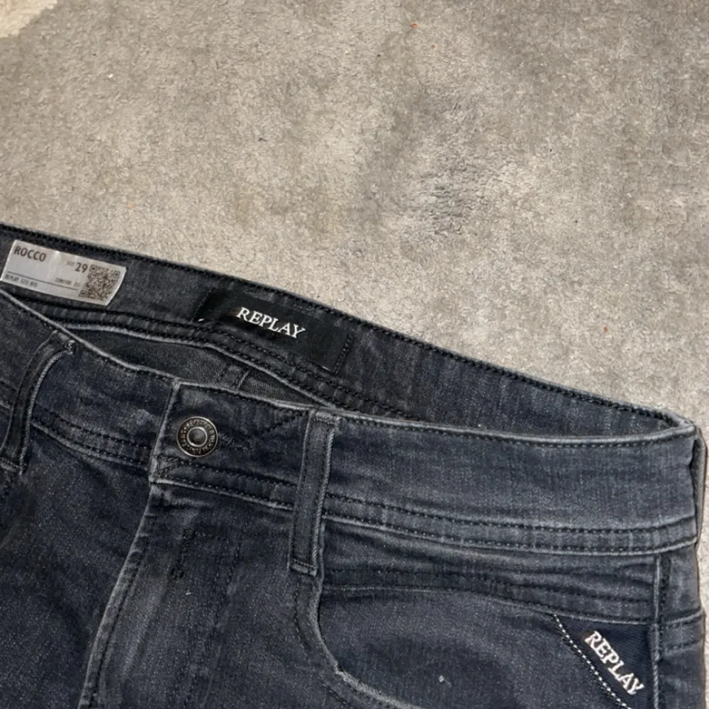 Säljer ett par dunder feta replay jeans till ett otroligt pris. Jeansen är i storlek 29. Skick 9/10. Nypris :1800kr. TRYCK INTE PÅ ”köp nu” knappen. Skriv ifall ni har några frågor!😁. Jeans & Byxor.