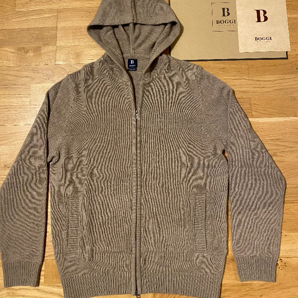 Säljer min helt nya Cashmere blend zip hoodie från Boggi Milano. Storlek: M men skulle säga att den sitter mer som S. Skicka gärna ett pm vid bilder eller finderingar.. Tröjor & Koftor.