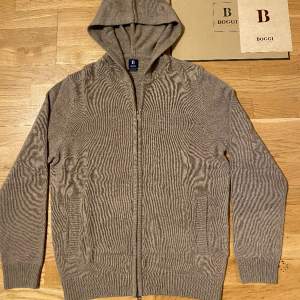 Säljer min helt nya Cashmere blend zip hoodie från Boggi Milano. Storlek: M men skulle säga att den sitter mer som S. Skicka gärna ett pm vid bilder eller finderingar.