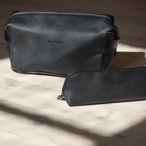 Necessär Kalma  - Hej! Säljer nu denna snygga necessär! Den är helt ny ej upptagen ur förpackningen! Nypris: 800 kronor 