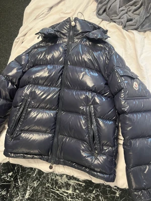 Moncler Maya - Säljer min Moncler Maya i färg Navy. Storlek 3. Kvitto finns på jackan. Den är i väldigt fint skick o använd väldigt sparsamt.