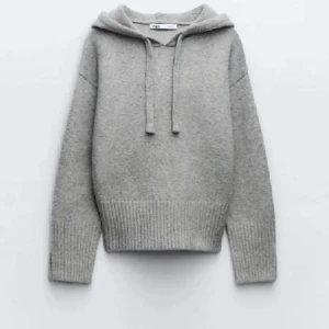 Stickad Hoodie - Säljer denna jätte fina stickade Hoodien ifrån Zara! Storlek S och fint skick💌