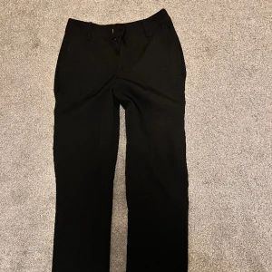 Högmidjade kostymbyxor  - Kostymbyxor från Bik bok i storlek 34. Säljer pga att dem inte kommer till användning längre. Midjemått rakt över 36cm och innerbenslängd 76cm. Nypris 499kr💞